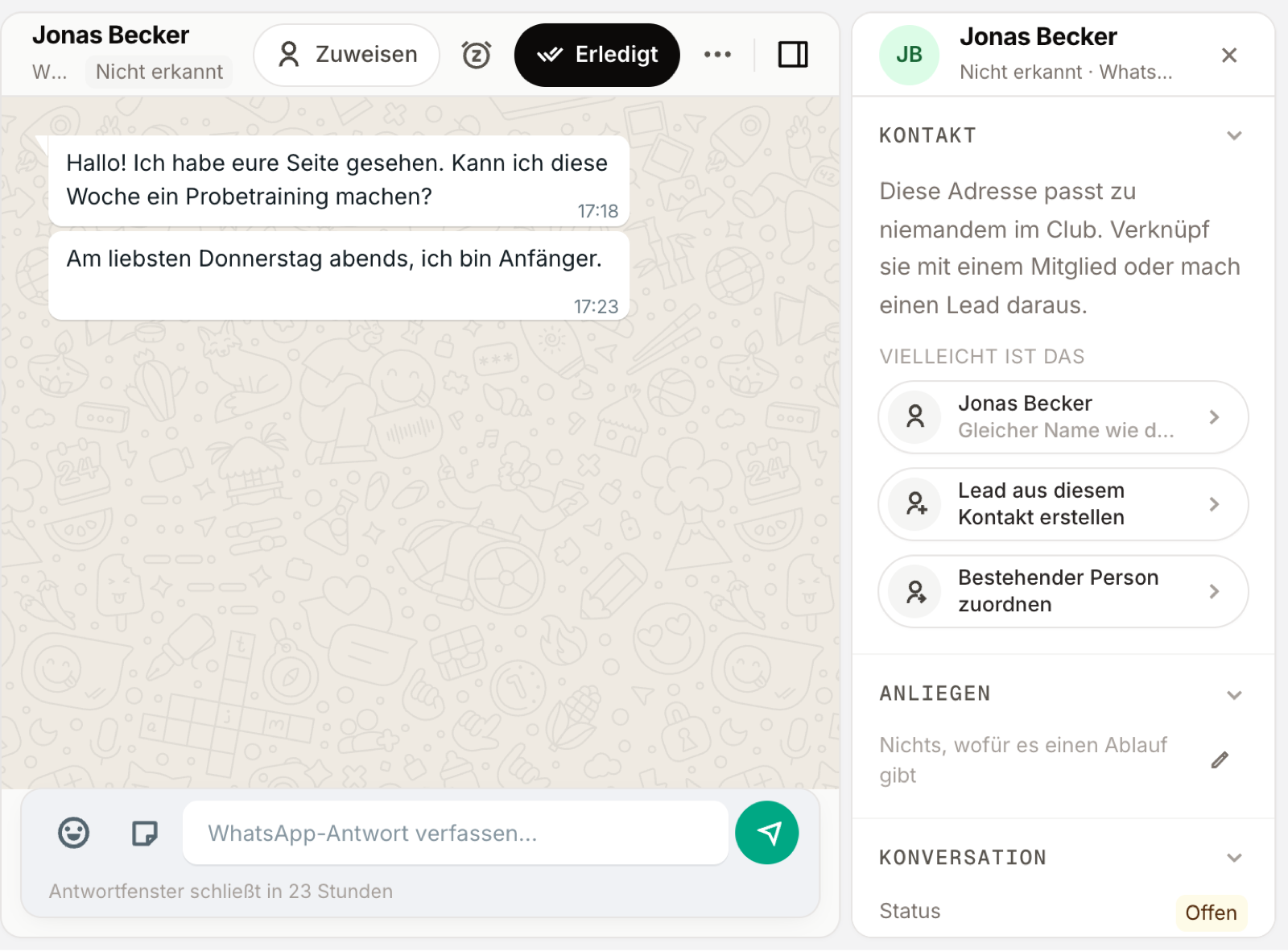 Uma conversa de WhatsApp de um número desconhecido, com os botões Criar lead a partir deste contato e Associar a existente à direita